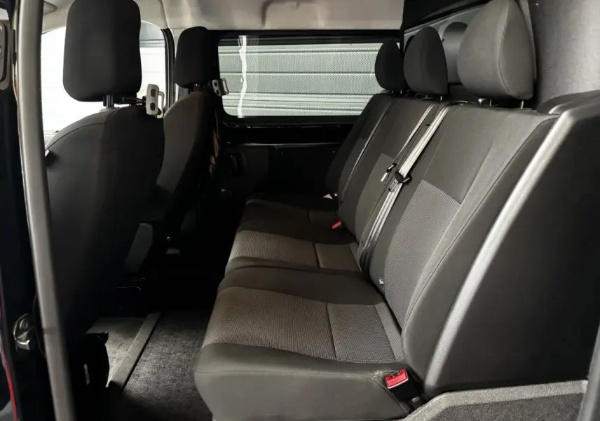 Vue intérieure côté droit des sièges arrière noirs du FIAT Scudo Fourgon 2025 avec ceinture de sécurité grise.