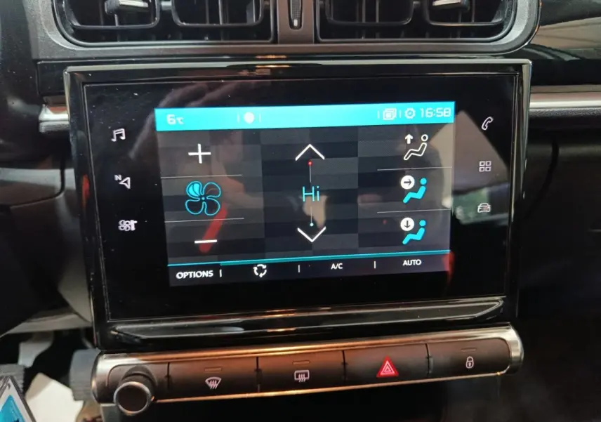 Écran tactile central de la Citroën C3 gris foncé 2024 affichant les réglages de climatisation en gros plan.