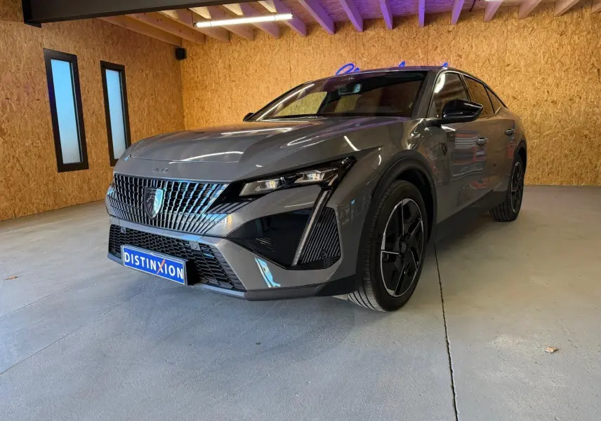 Peugeot 408 gris Selenium vue 3/4 avant droit, calandre verticale et jantes alliage 19'' diamantées graphite.