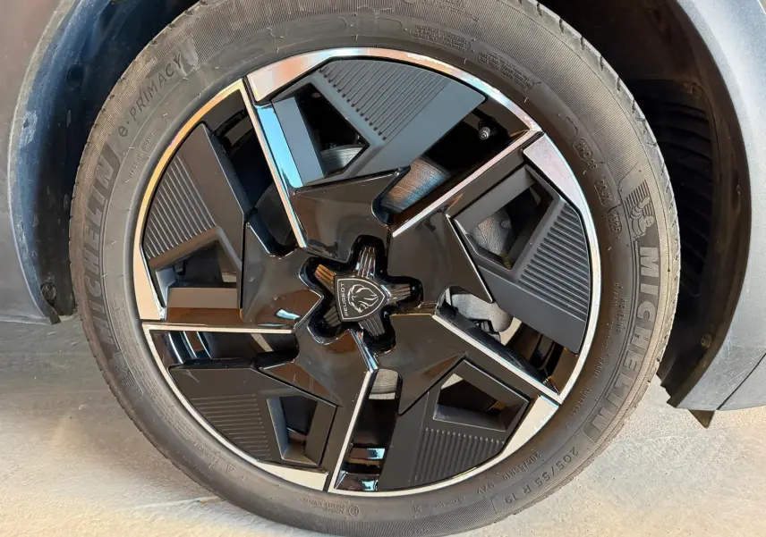 Gros plan sur la jante alliage 19'' diamantée graphite noire du Peugeot 408 gris Selenium 2025.