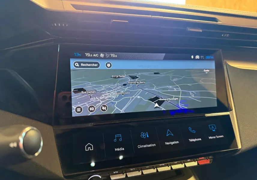 Écran tactile central du tableau de bord de la Peugeot 408 gris, affichant la navigation GPS en mode 3D.
