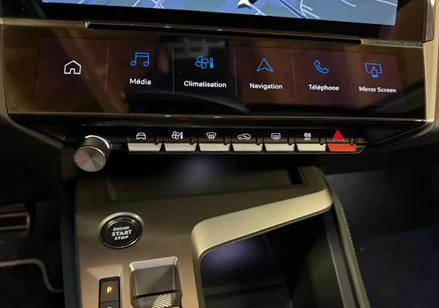 Vue rapprochée de la console centrale de la Peugeot 408 gris, avec écran tactile et boutons de commande alignés.