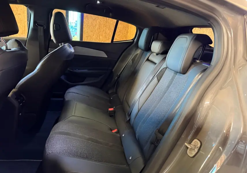 Vue intérieure côté droit des sièges arrière en tissu et cuir noir de la Peugeot 408 gris métallisé 2025.
