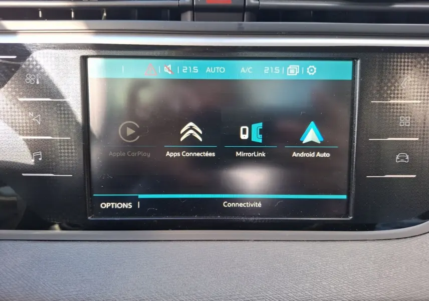 Écran tactile central de la Citroën C4 Picasso gris clair montrant les options Apple CarPlay et Android Auto.