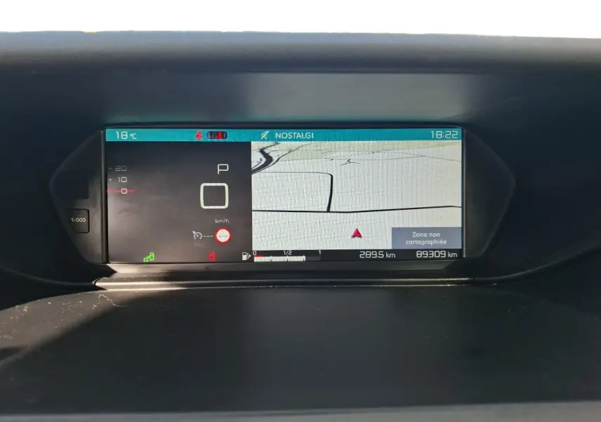 Vue rapprochée du tableau de bord numérique de la Citroën C4 Picasso 2018, affichant la vitesse et la navigation.