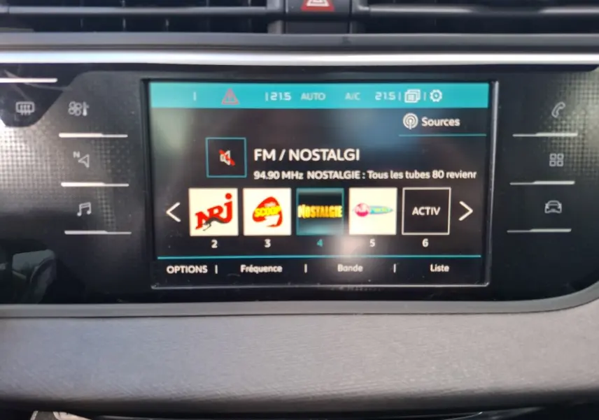 Écran tactile central du tableau de bord de la Citroën C4 Picasso 2018 affichant la radio FM Nostalgie.