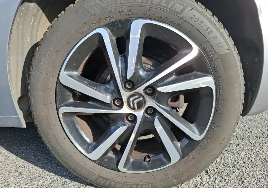 Gros plan sur la jante alliage 17 pouces noire et argentée du côté avant gauche d’une Citroën C4 Picasso gris clair.