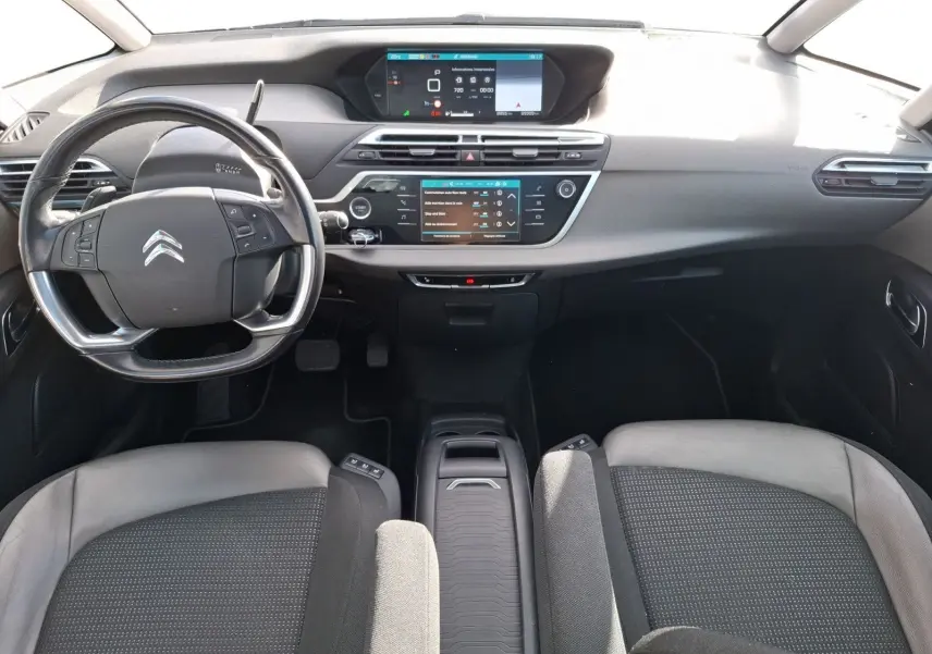 Vue intérieure avant du Citroën C4 Picasso 2018, tableau de bord gris avec écran tactile et volant multifonction.