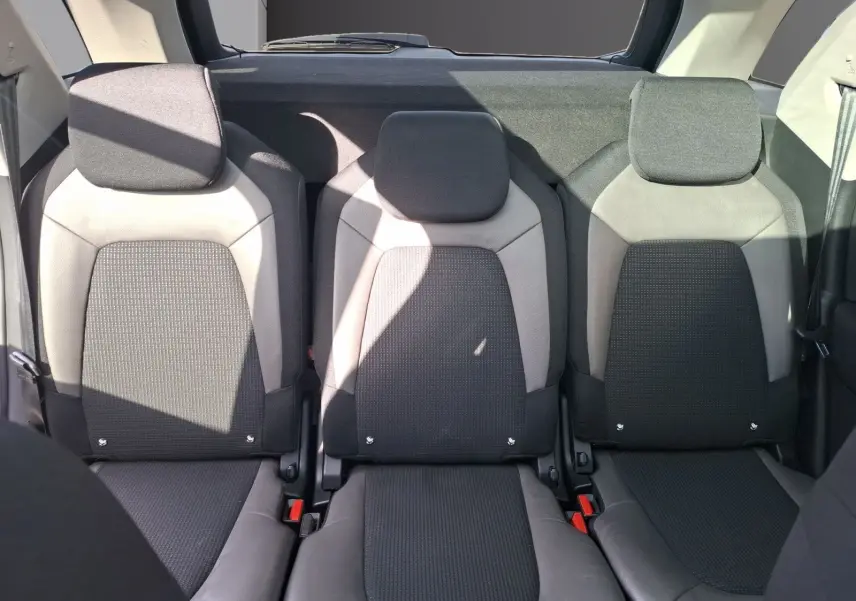 Vue intérieure sur les trois sièges arrière cuir et tissu gris clair du Citroën C4 Picasso 2018, avec appuie-têtes intégrés.