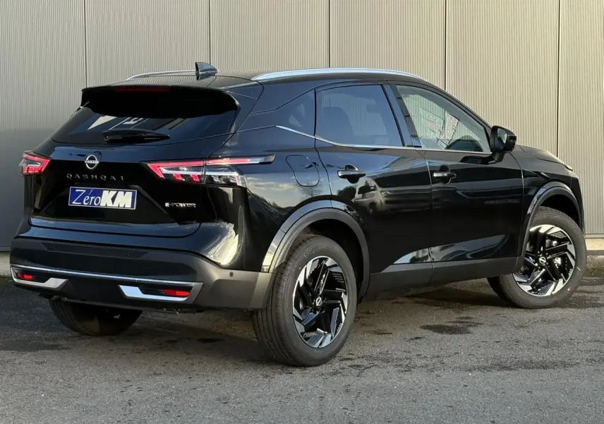 Vue 3/4 arrière droite du Nissan Qashqai III e-Power noir Kuro avec jantes alliage noires et hayon électrique fermé.