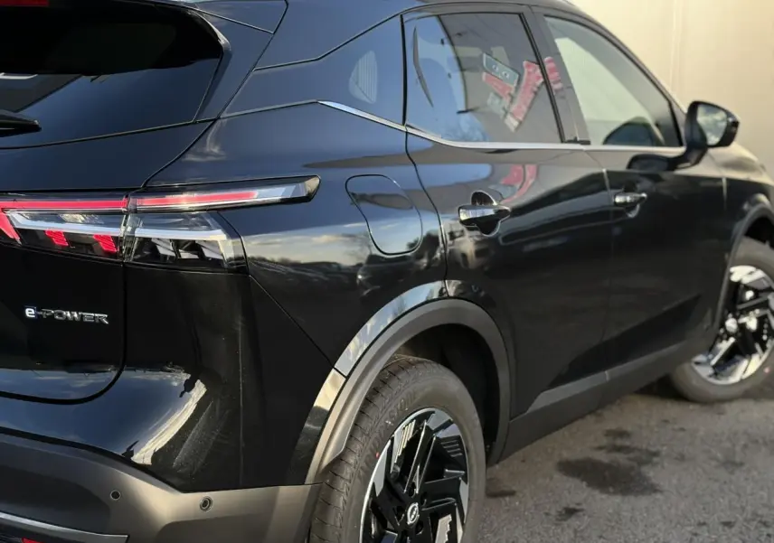 Vue 3/4 arrière droite du Nissan Qashqai III e-Power noir Kuro avec feux LED et jantes alliage 18 pouces.