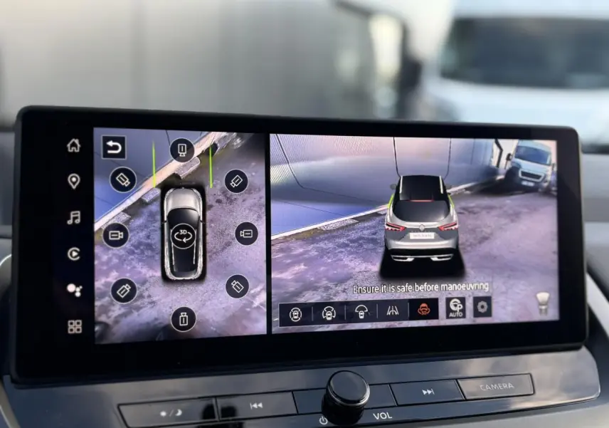 Écran tactile intérieur montrant la vue 360° et arrière du Nissan Qashqai noir Kuro en stationnement.