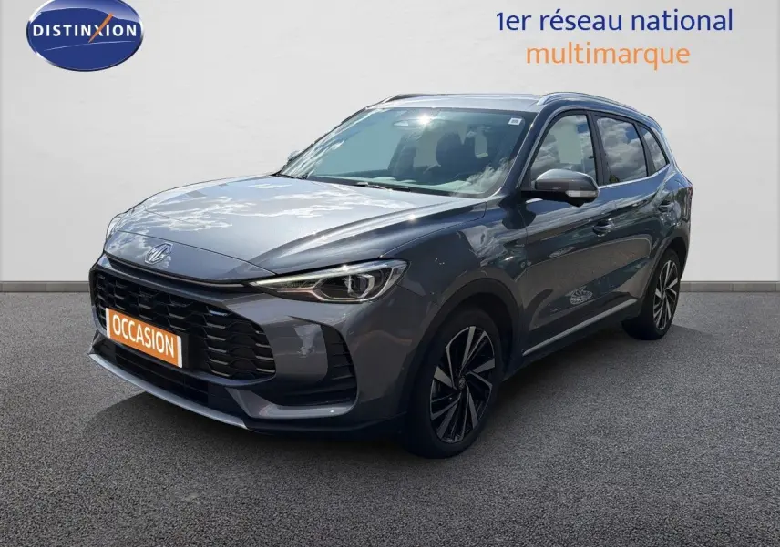 MG ZS 1.5L Hybrid+ 2025 en gris Hampstead, vue 3/4 avant avec calandre noire et jantes bi-ton.