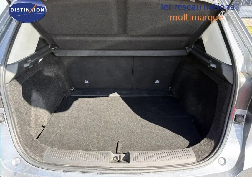 Coffre ouvert d’un MG Motor ZS 2025 gris Hampstead, vue arrière montrant un espace de chargement propre et spacieux.