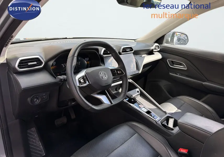 Intérieur du MG ZS 1.5L Hybrid+ 2025 en vue côté conducteur, avec tableau de bord moderne et sièges cuir noirs.