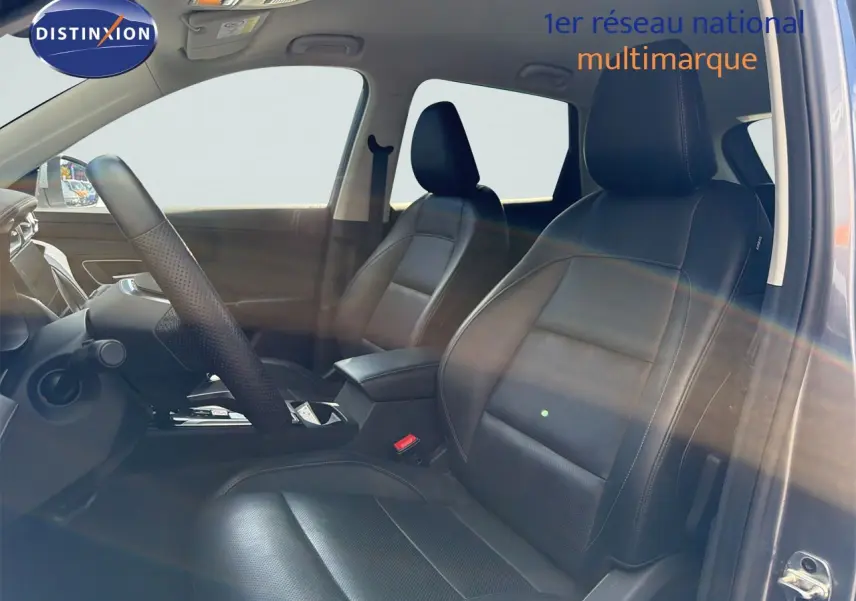 Vue intérieure côté conducteur du MG MOTOR ZS 2025 avec sièges en cuir noir et volant multifonction.