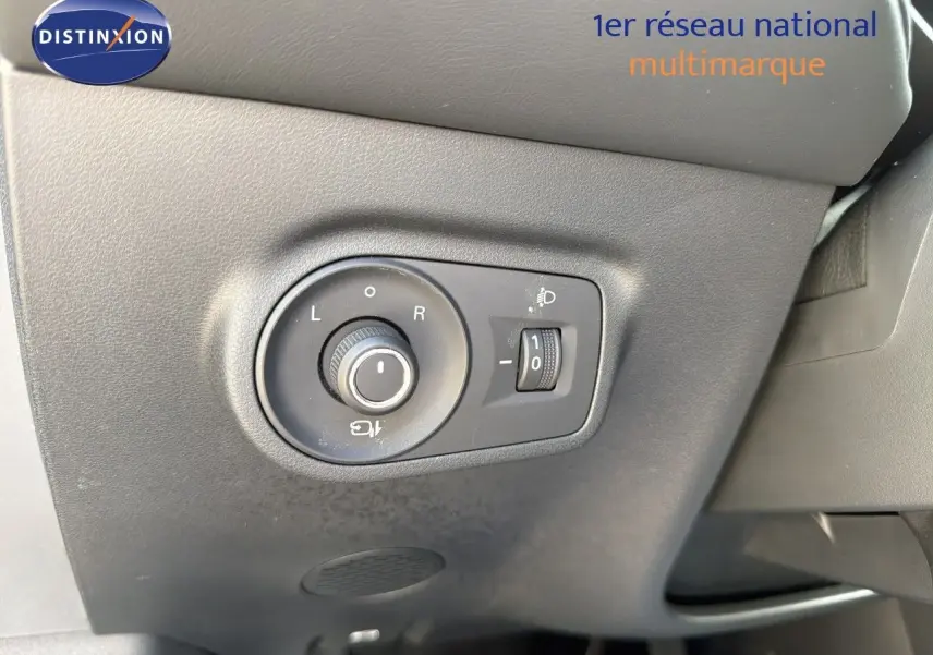 Gros plan sur le réglage des rétroviseurs et de l’éclairage intérieur d’un MG MOTOR ZS 1.5L HYBRID+ gris Hampstead.