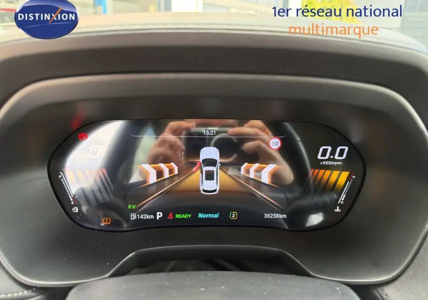 Vue rapprochée du tableau de bord numérique du MG ZS 1.5L Hybrid+ 2025, affichage couleur avec indicateurs de conduite.