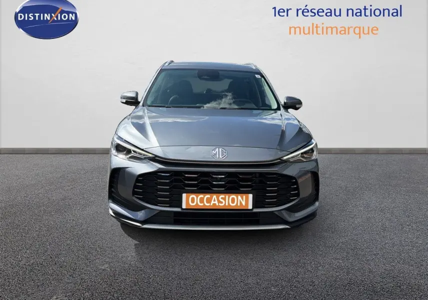 Vue frontale du MG ZS 1.5L Hybrid+ 197ch Luxury en gris Hampstead, avec calandre noire et phares LED distinctifs.