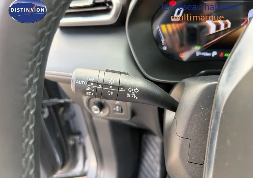 Gros plan sur la commande des phares à gauche du volant d’un MG Motor ZS 2025, intérieur noir.