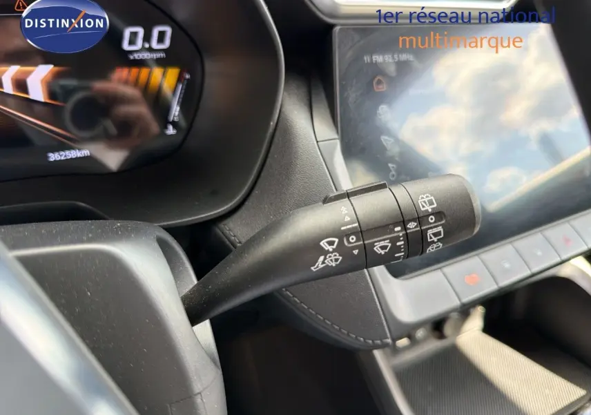Gros plan sur la commande d’essuie-glace à gauche du volant dans l’habitacle noir du MG MOTOR ZS 2025.