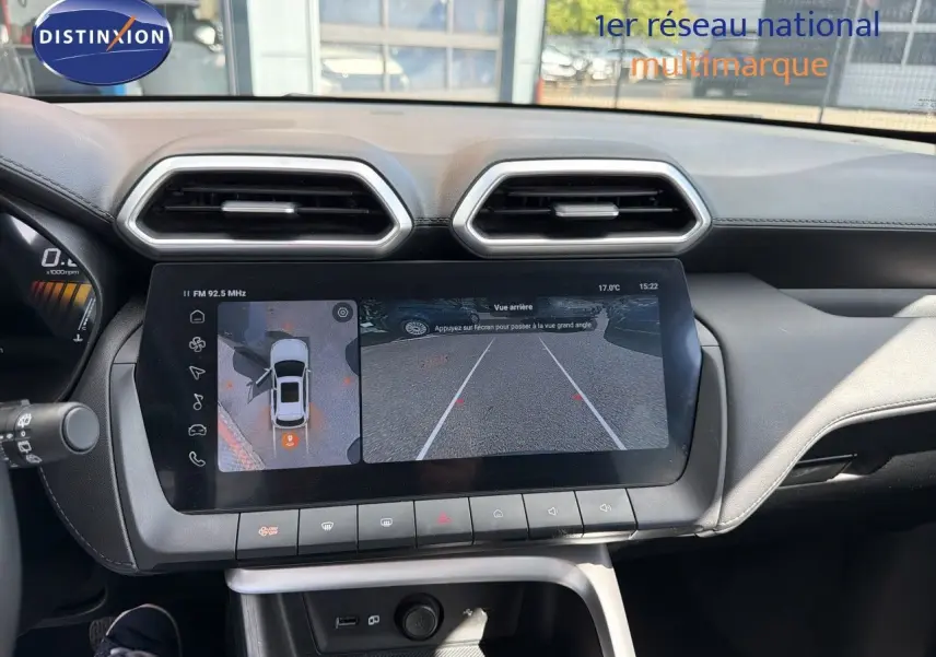 Vue intérieure centrée sur l’écran tactile affichant la caméra de recul du MG MOTOR ZS 1.5L Hybrid+ 2025.