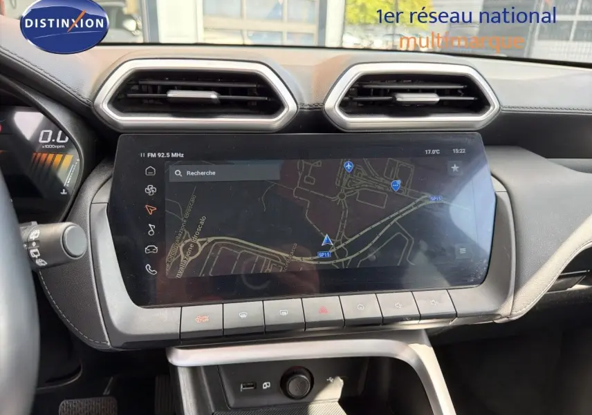 Vue rapprochée de l’écran tactile central du MG Motor ZS 1.5L Hybrid+ 2025, avec navigation affichée et tableau de bord gris.