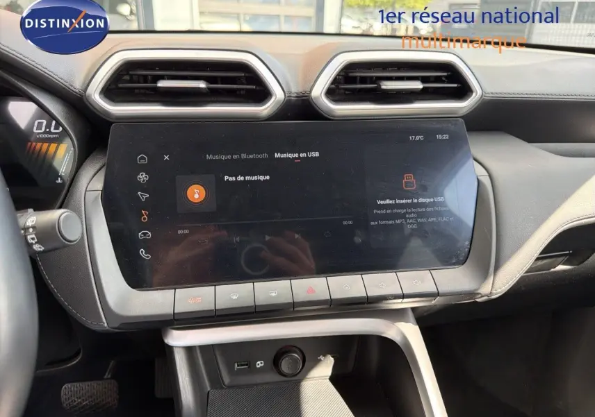 Vue rapprochée de l’écran tactile central et tableau de bord du MG ZS 1.5L Hybrid+ 2025 en gris Hampstead.