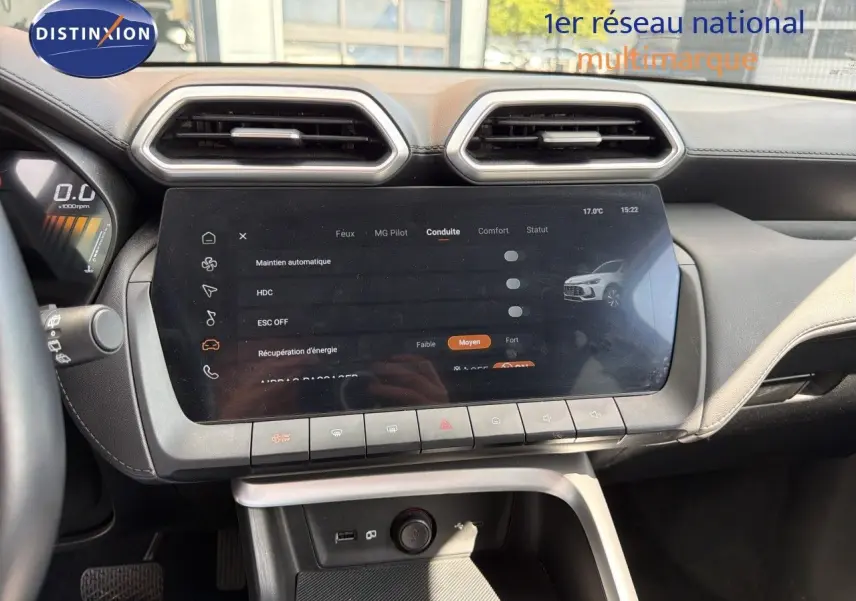 Vue intérieure centrée sur l’écran tactile et la console du MG Motor ZS 1.5L Hybrid+ 2025 avec finition cuir noire.