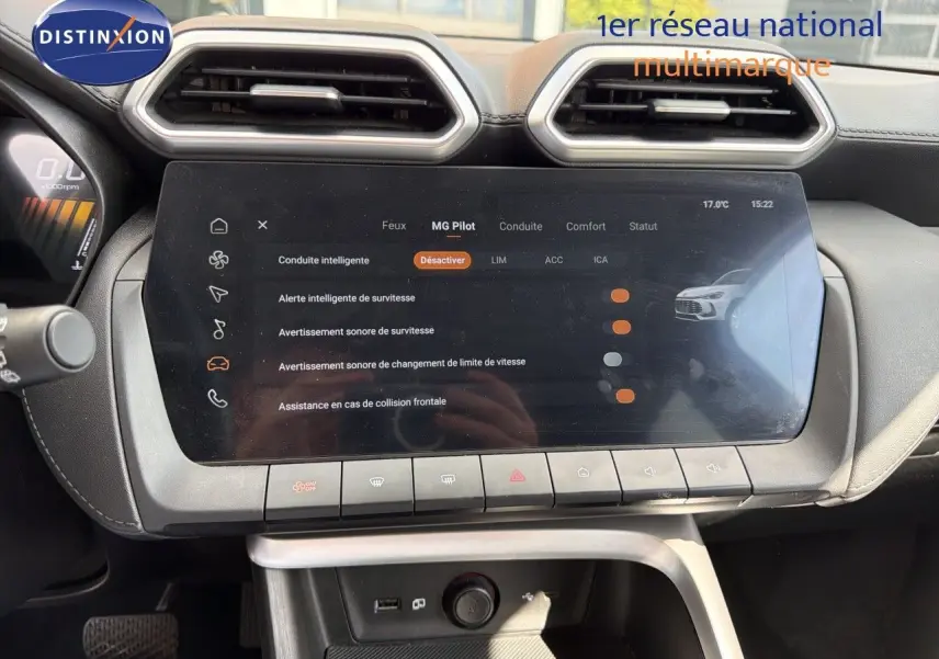 Vue intérieure du tableau de bord du MG MOTOR ZS 1.5L Hybrid+ 2025, écran tactile et commandes climatisation visibles.