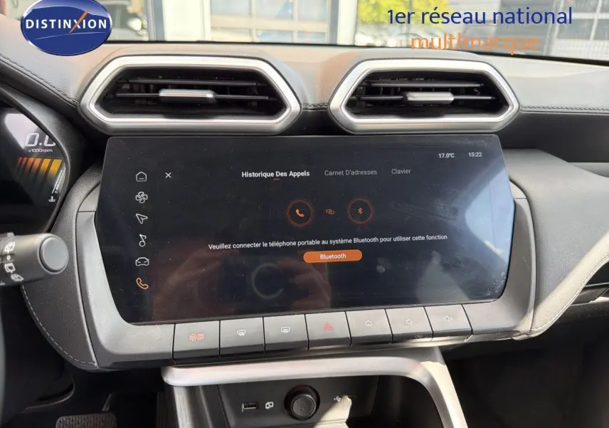 Vue rapprochée de l’écran tactile central du tableau de bord du MG ZS 1.5L Hybrid+ 2025 avec commandes climatisation et connectivité Bluetooth.