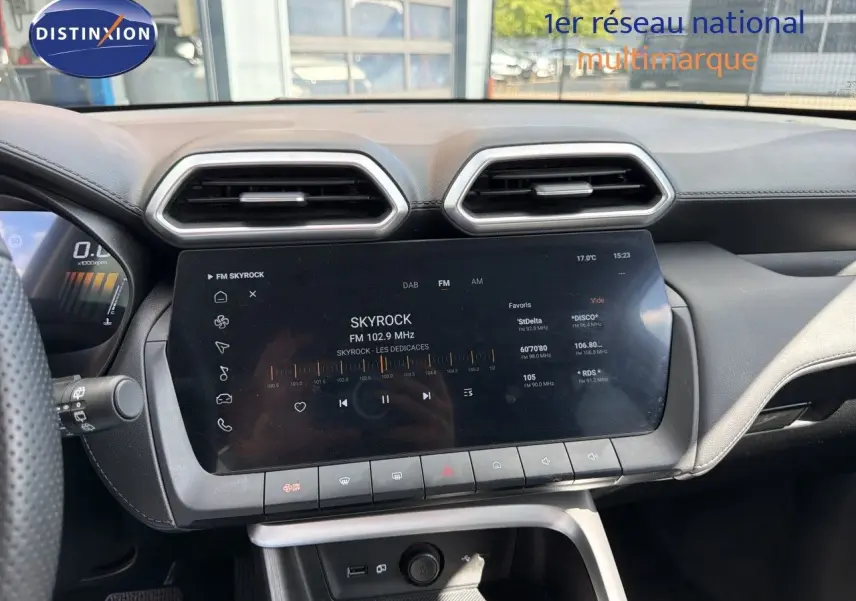Vue intérieure du tableau de bord du MG ZS 2025, écran tactile central affichant la radio Skyrock, ambiance moderne et finition noire.