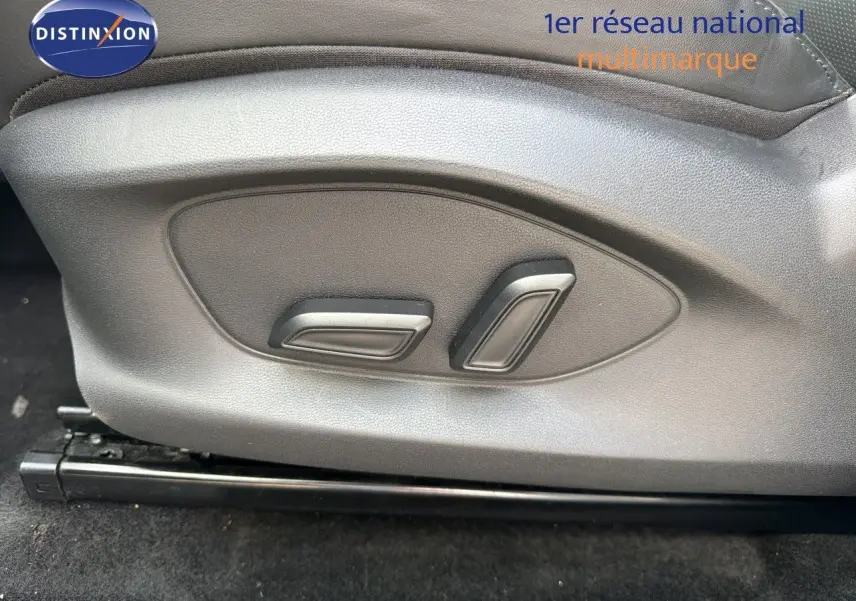 Gros plan sur les commandes de réglage électrique du siège conducteur en cuir noir du MG Motor ZS 1.5L Hybrid+ 2025.
