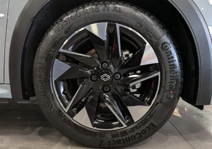 Gros plan sur la roue avant droite de la Renault Clio VI gris Rafale, avec jante alliage bicolore et pneu Continental.
