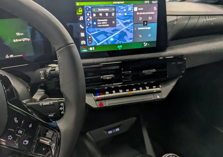 Vue intérieure côté conducteur de la Renault Clio VI 1.2 TCe 115 Evolution avec écran tactile et volant noir.