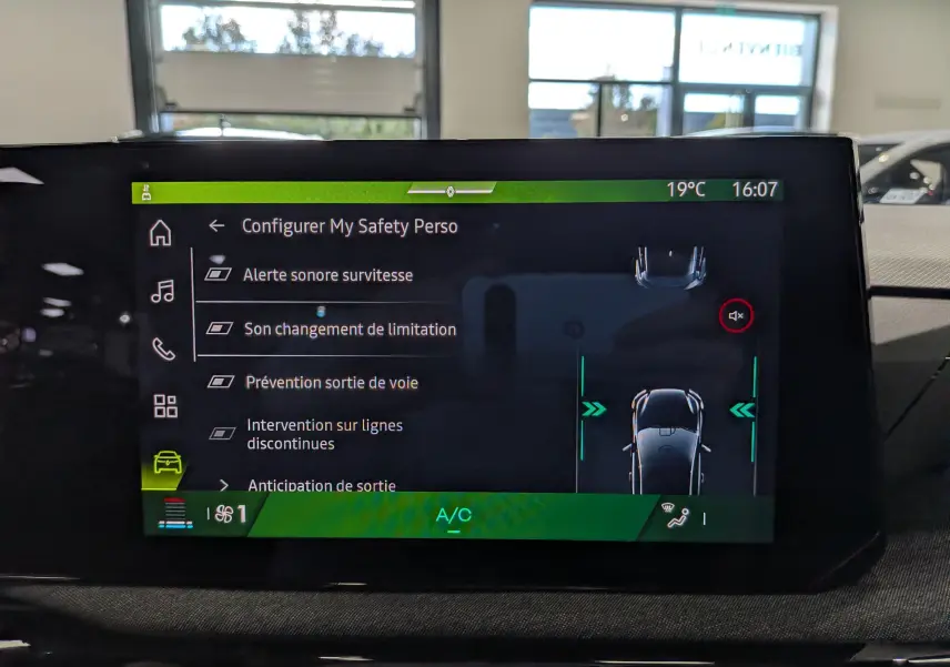 Écran tactile intérieur de la Renault Clio VI gris Rafale montrant le menu de configuration des aides à la conduite.