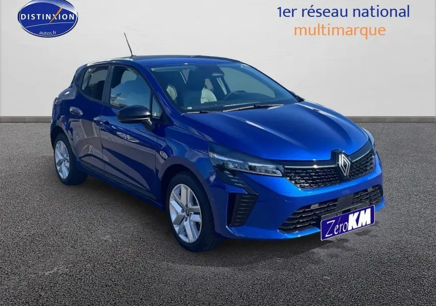 Renault Clio V bleu iron vue 3/4 avant droit avec calandre noire et jantes argentées.