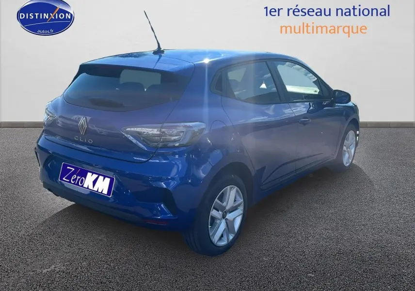 Vue 3/4 arrière droite d'une Renault Clio V bleu iron avec feux arrière LED et jantes alliage.