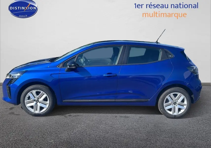 Profil côté gauche d'une Renault Clio V bleu iron 2025 avec jantes alliage et poignées ton carrosserie.