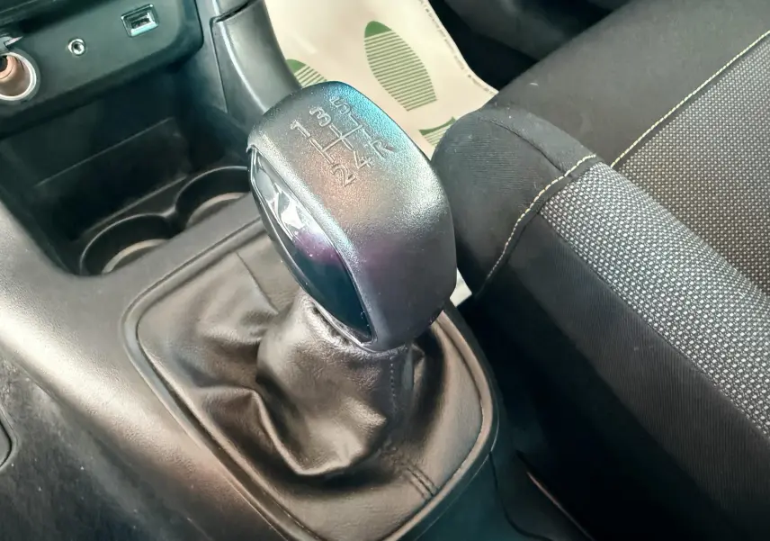 Gros plan sur le levier de vitesses manuel noir de la Citroën C3 1.6 HDI 75 Feel, avec siège tissu gris et noir visible.