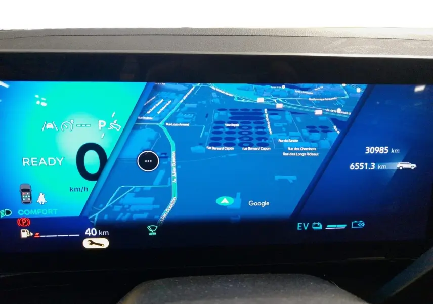 Tableau de bord numérique 12,3'' du Renault Espace blanc nacré, affichant navigation et informations de conduite.