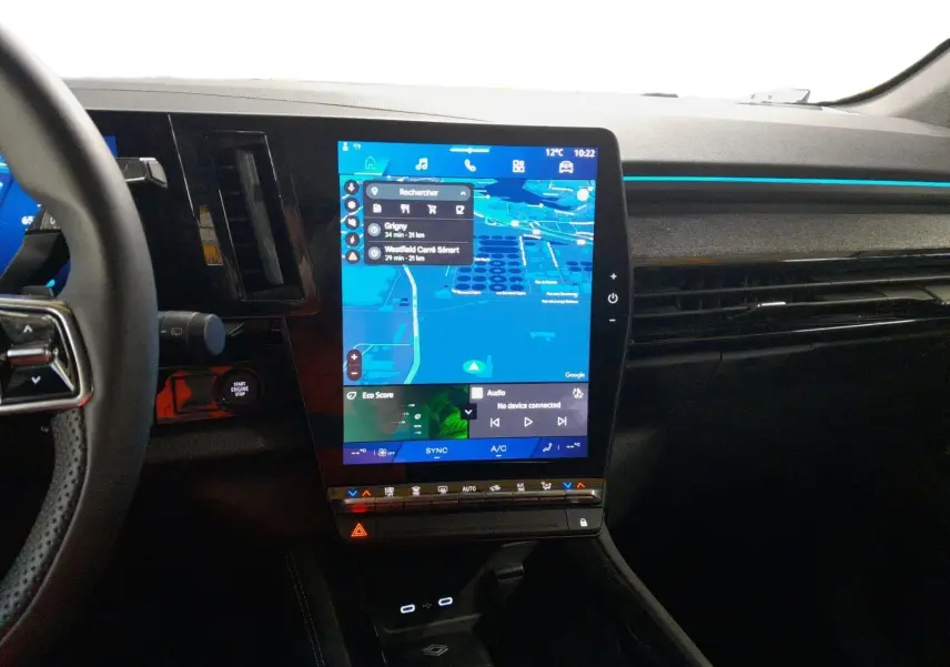 Vue intérieure du tableau de bord du Renault Espace 2025 avec écran tactile vertical et ambiance lumineuse bleue.