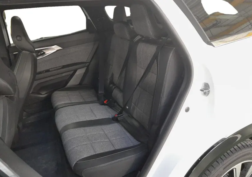 Vue intérieure côté droit sur la banquette arrière grise et noire du Renault Espace blanc nacré 2025, 7 places.