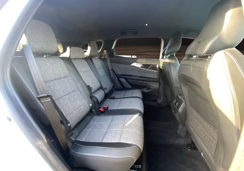 Vue intérieure côté gauche sur la banquette arrière 3 places en tissu gris et cuir noir du Renault Espace blanc nacré 2025.