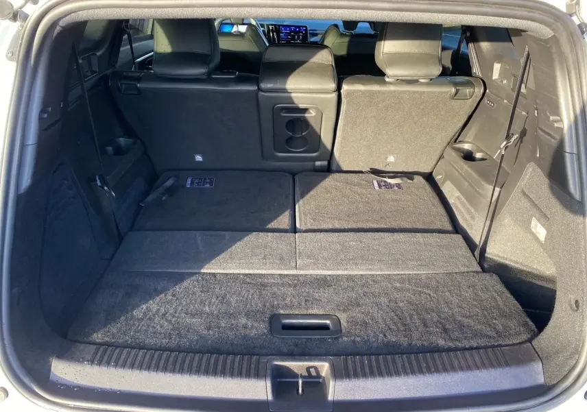 Coffre ouvert vu de l’arrière du Renault Espace 2025, banquette arrière rabattue et intérieur noir.