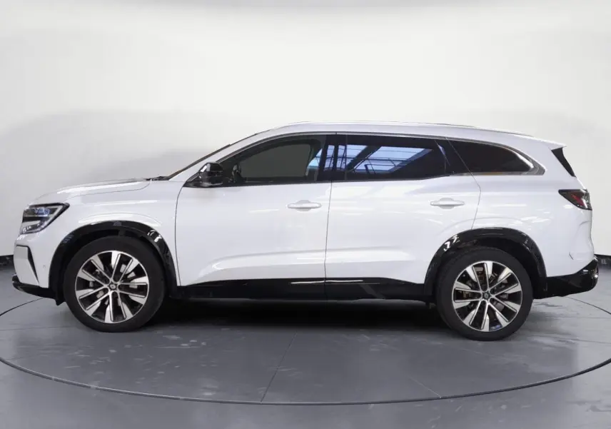 Vue de profil côté gauche du Renault Espace blanc nacré 2025 avec jantes alliage et vitres teintées.