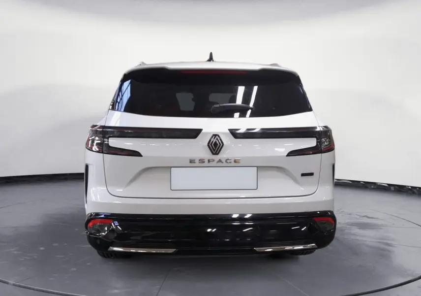 Vue arrière du Renault Espace blanc nacré 2025 avec feux LED horizontaux et pare-chocs noir brillant.