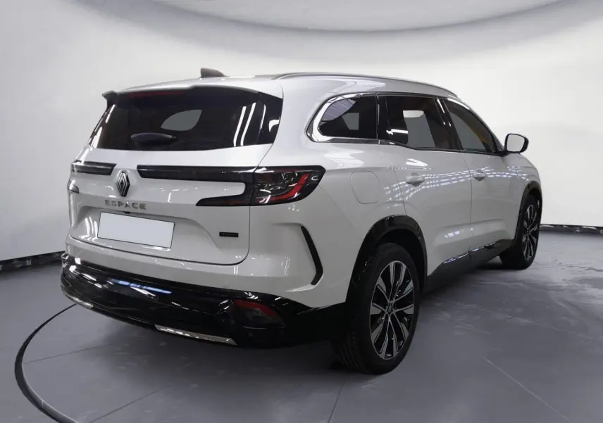Vue 3/4 arrière droite du Renault Espace blanc nacré 2025 avec jantes alliage noires et toit noir brillant.