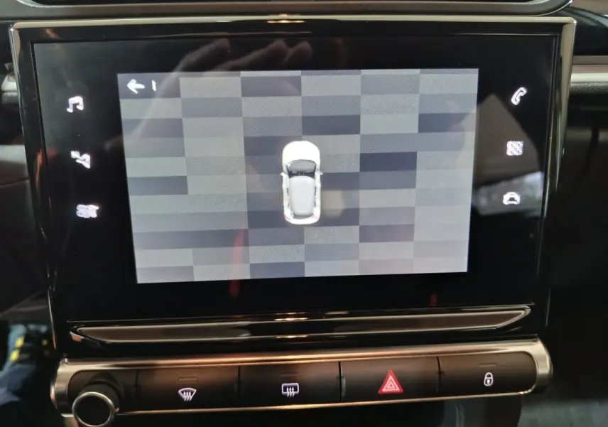 Écran tactile central de la Citroën C3 2024 affichant une vue aérienne du véhicule en gris clair.