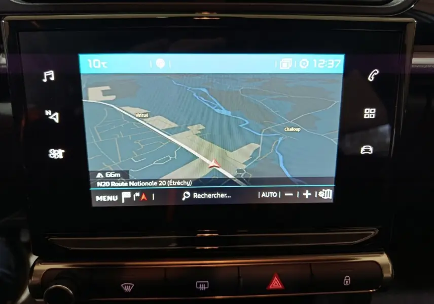 Écran tactile central du tableau de bord de la Citroën C3 gris clair, affichant la navigation GPS.